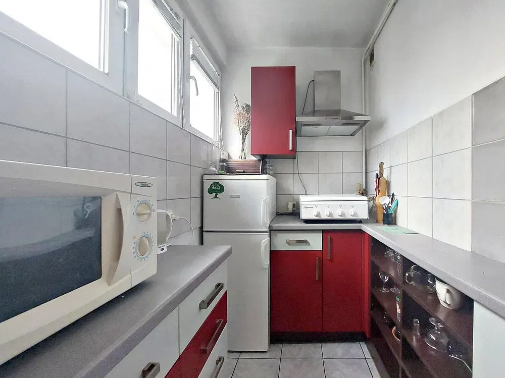 Keuken; keukenapparatuur, tegelvloer