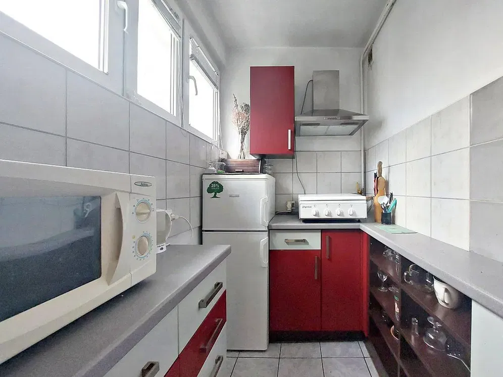 Keuken; keukenapparatuur, tegelvloer