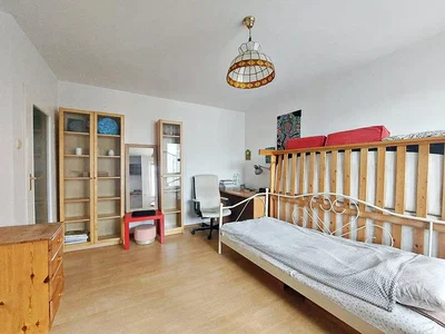 Slaapkamer; houten vloer, natuurlijk licht