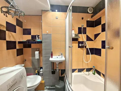 Badkamer; tegelvloer, renovatie nodig, natuurlijk licht