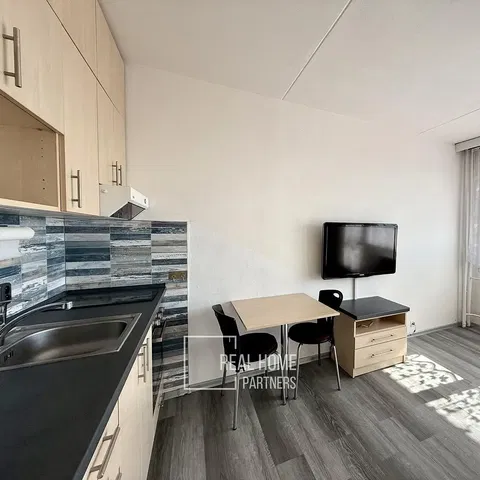 Cucina; pavimento in piastrelle, pavimento in legno, luce naturale, stile moderno