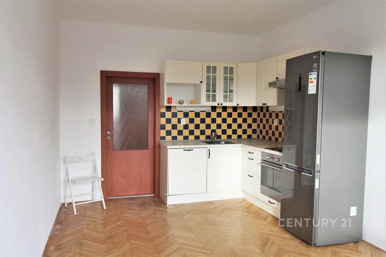 Kitchen; kitchen appliances, tile floor