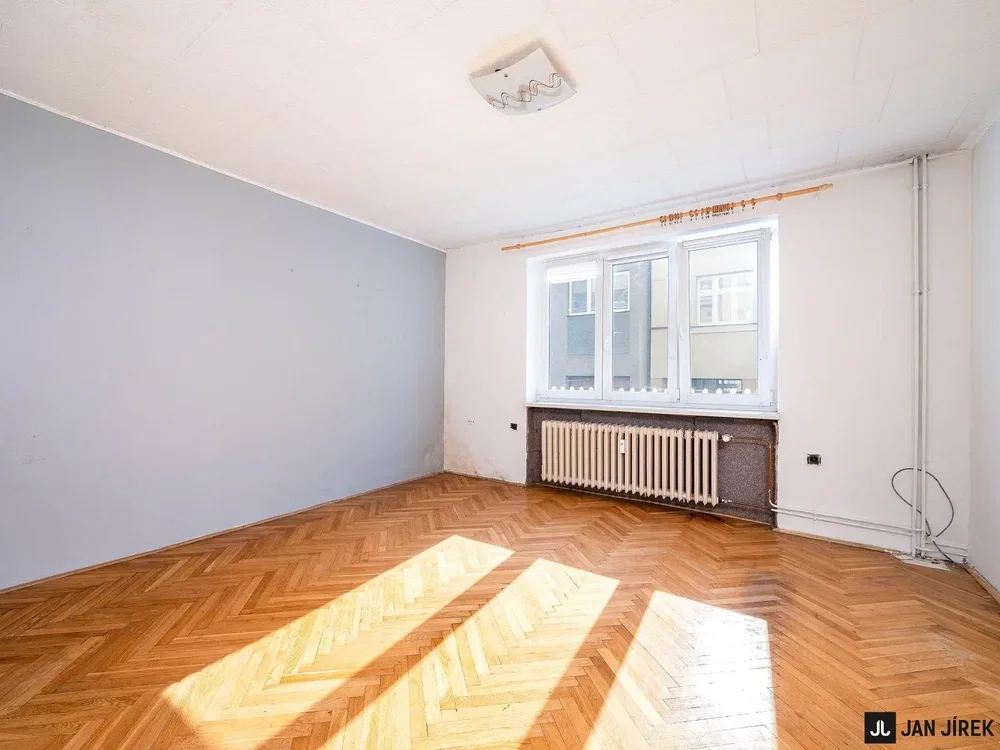 Ložnice; dřevěná podlaha, přirozené světlo, nutná rekonstrukce