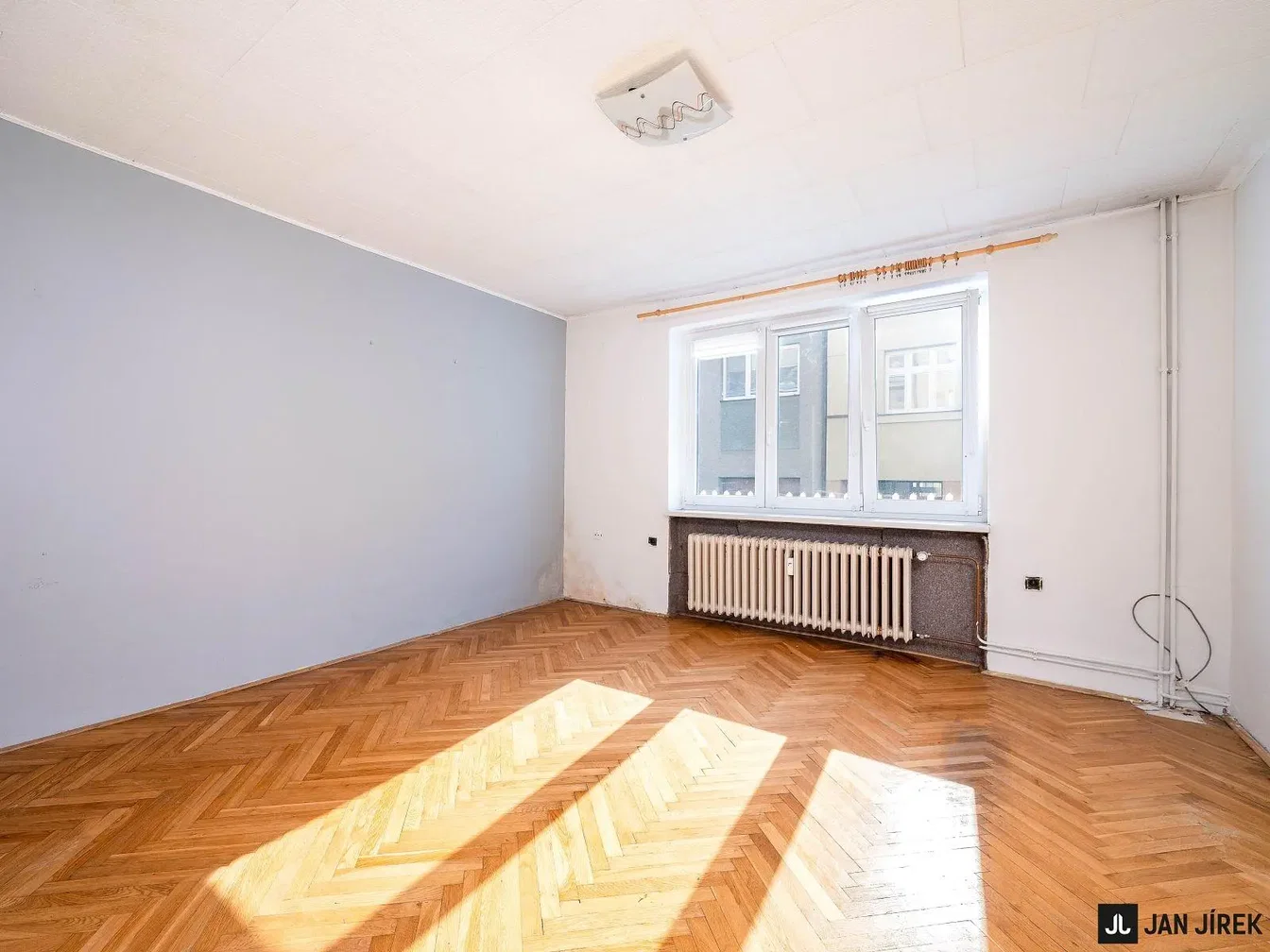 Ložnice; dřevěná podlaha, přirozené světlo, nutná rekonstrukce
