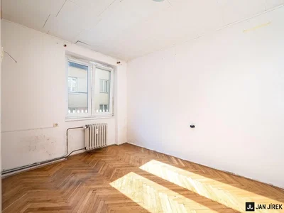 Ložnice; dřevěná podlaha, přirozené světlo
