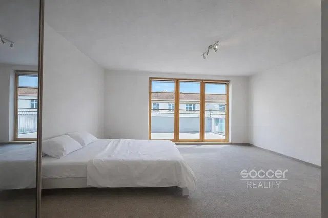 Quarto; luz natural, vista