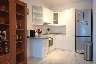 Kuhinja; kućanski aparati, prirodna svjetlost, moderan stil