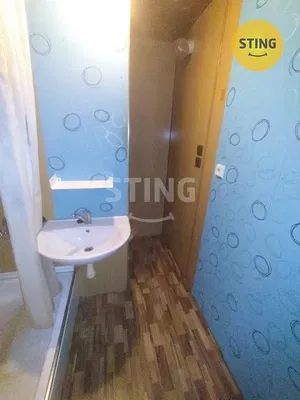 Toaleta; dlažba, přirozené světlo