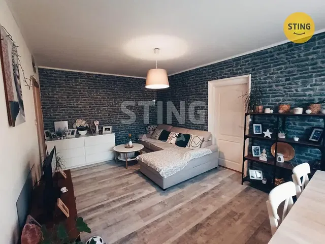 Obývací pokoj; přirozené světlo, moderní styl, dřevěná podlaha