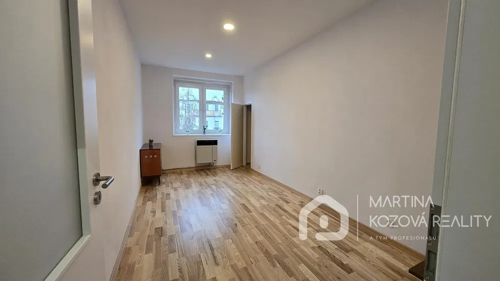 Schlafzimmer; holzboden, tageslicht, renoviert
