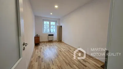 Schlafzimmer; holzboden, tageslicht, renoviert