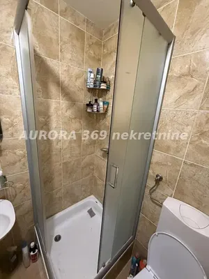 Salle de bain; carrelage, lumière naturelle, nécessite rénovation