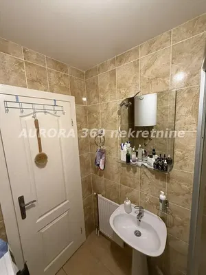 Toilettes; carrelage, rénové, lumière naturelle, style moderne