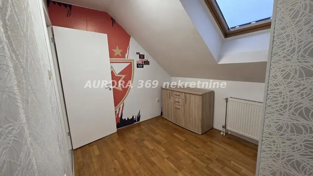 Chambre d'enfant; parquet, hauteur sous plafond