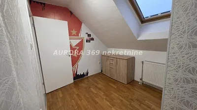 Chambre d'enfant; parquet, hauteur sous plafond
