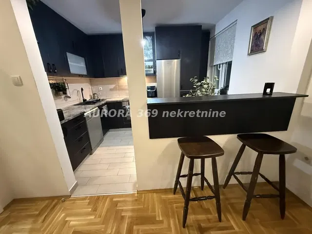 Cuisine; électroménager, carrelage, parquet