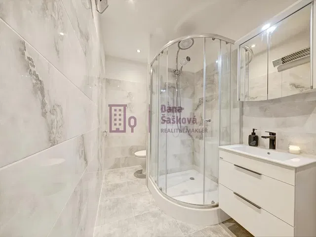 Banyo; fayans zemin, tadilatlı, doğal ışık, modern stil