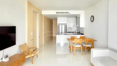 Salon; carrelage, lumière naturelle, style moderne