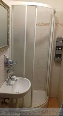 Casa de banho; chão de azulejo, luz natural, renovado