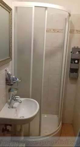 Casa de banho; chão de azulejo, luz natural, renovado
