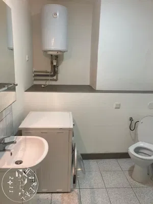 Toilette; warmwasserbereiter, fliesenboden, renovierungsbedürftig