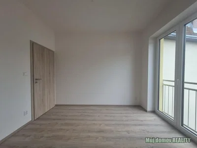 Soggiorno; pavimento in legno, luce naturale, ristrutturato