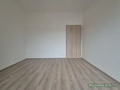 Camera da letto; pavimento in piastrelle, ristrutturato, luce naturale