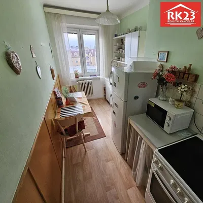 Mutfak; mutfak aletleri, manzara, doğal ışık, rustik stil