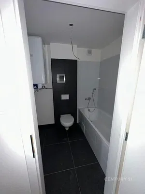 Badezimmer; fliesenboden, warmwasserbereiter