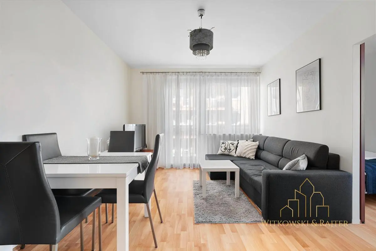 Salon; parquet, lumière naturelle, style moderne