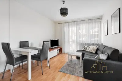 Salon; parquet, lumière naturelle, style moderne