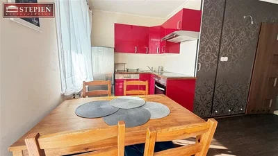 Cucina; elettrodomestici, pavimento in piastrelle, luce naturale