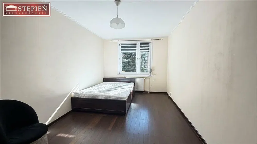 Camera da letto; pavimento in legno, luce naturale