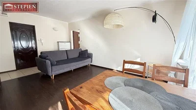 Soggiorno; pavimento in legno, luce naturale, stile moderno