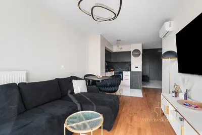 Salon; style moderne, parquet, lumière naturelle