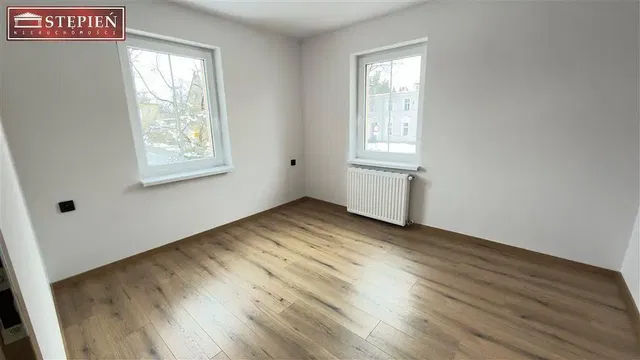 Schlafzimmer; holzboden, tageslicht, blick
