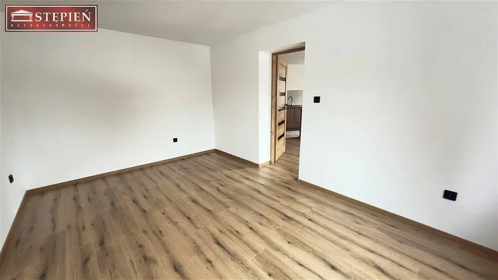 Oturma odası; ahşap zemin, doğal ışık