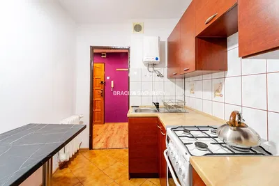 Mutfak; su ısıtıcısı, fayans zemin