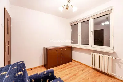 Yatak odası; ahşap zemin, doğal ışık