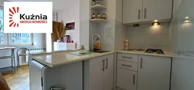 Kuhinja; kuhinjski aparati, drveni pod, prirodno svjetlo