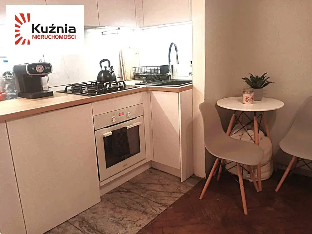 Кухиња; кухињски апарати, природно светло, модерни стил