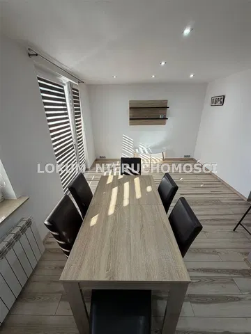 Jadalnia; podłoga z płytek, światło dzienne, styl nowoczesny