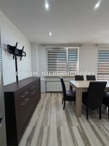 Salon; podłoga z płytek, światło dzienne