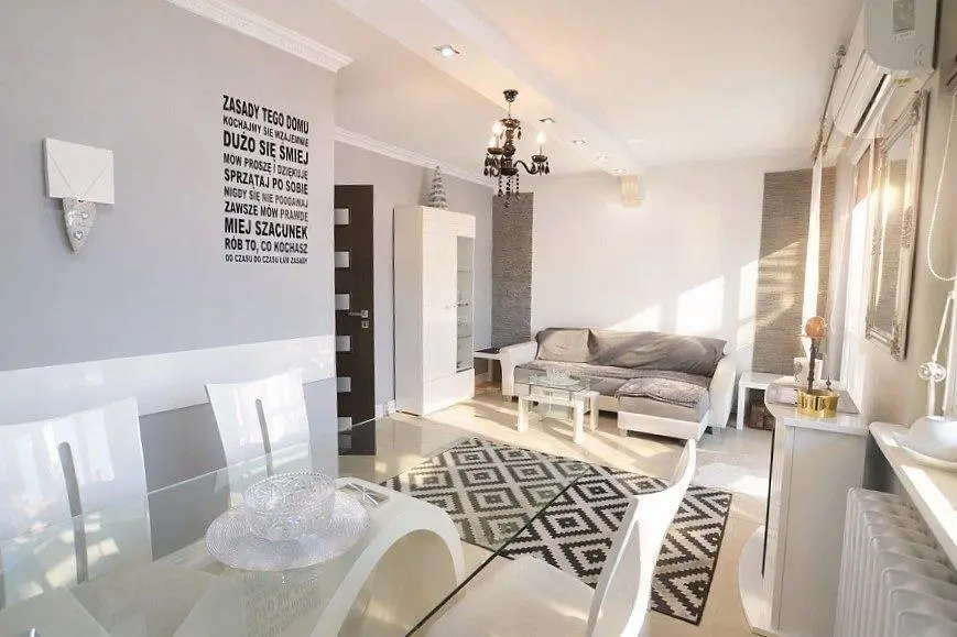 Oturma odası; doğal ışık, modern stil