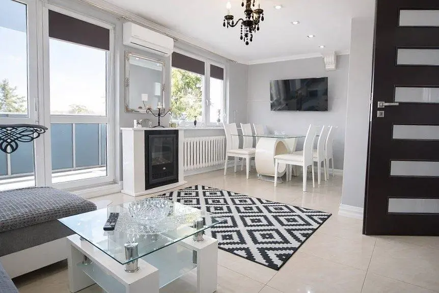 Oturma odası; doğal ışık, modern stil, fayans zemin