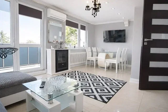 Salon; światło dzienne, styl nowoczesny, podłoga z płytek