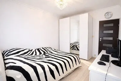 Yatak odası; ahşap zemin, doğal ışık