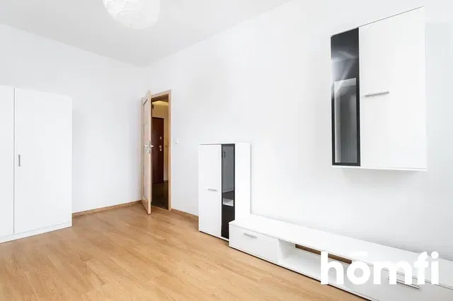 Σαλόνι; ξύλινο πάτωμα, φυσικό φως, μοντέρνο στυλ