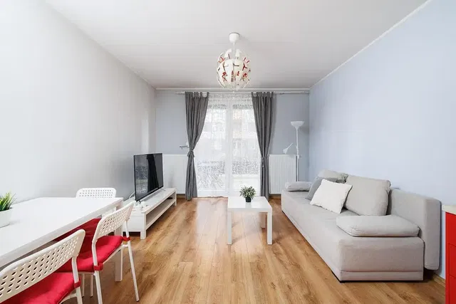 Wohnzimmer; holzboden, tageslicht, moderner stil