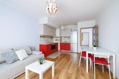 Oturma odası; ahşap zemin, modern stil, doğal ışık, mutfak aletleri